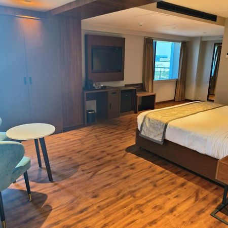 Ramee International Surat Hotel Kültér fotó