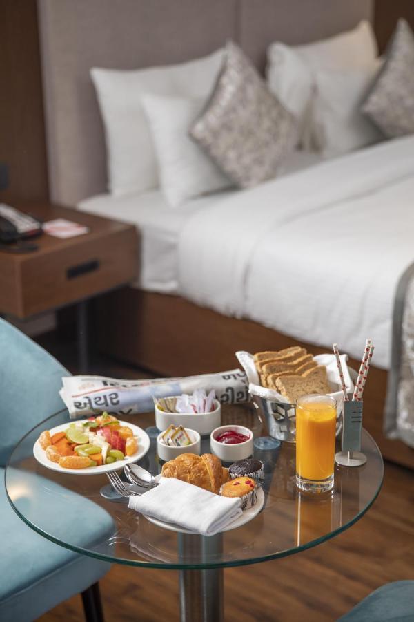 Ramee International Surat Hotel Kültér fotó