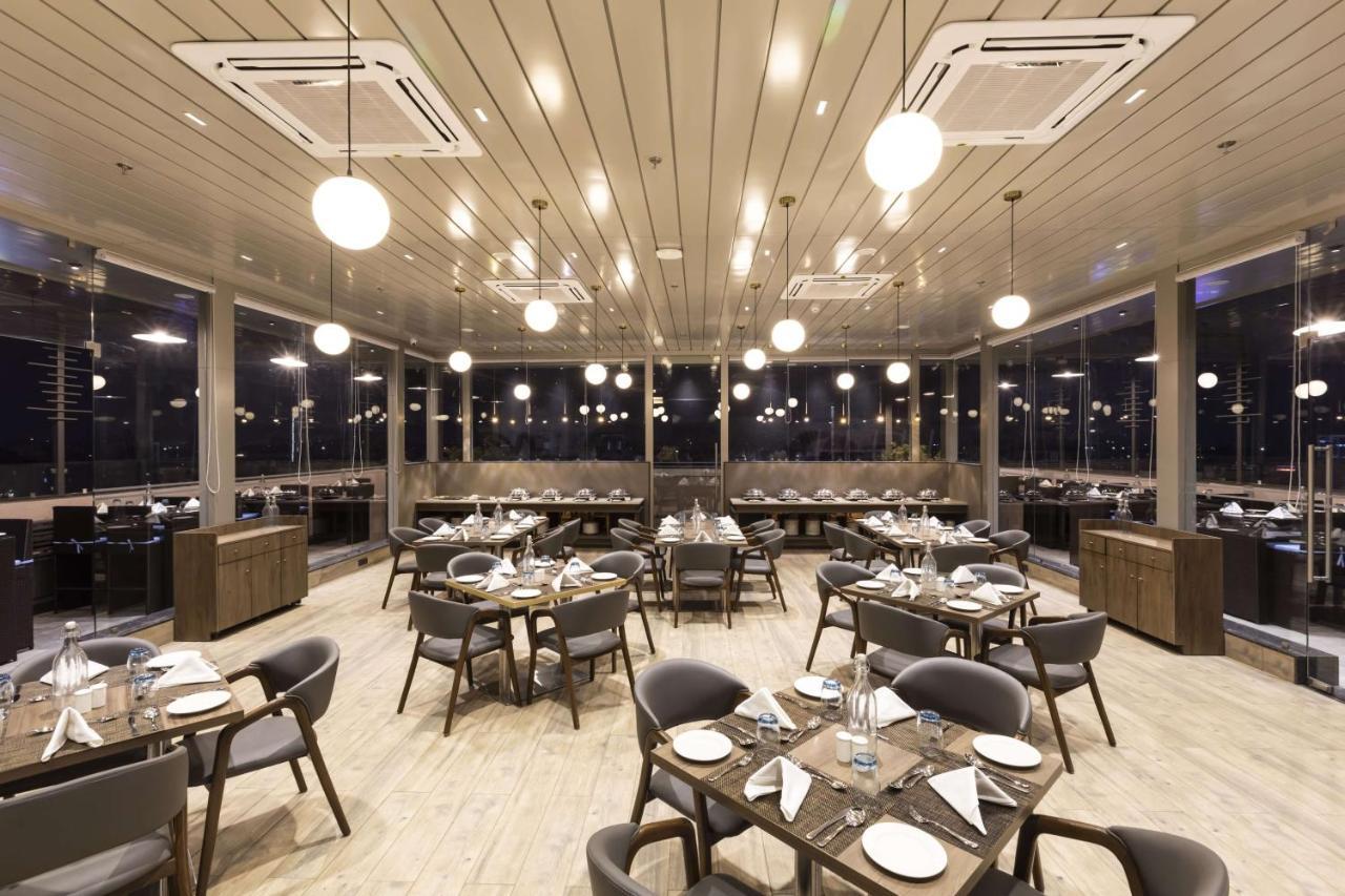 Ramee International Surat Hotel Kültér fotó