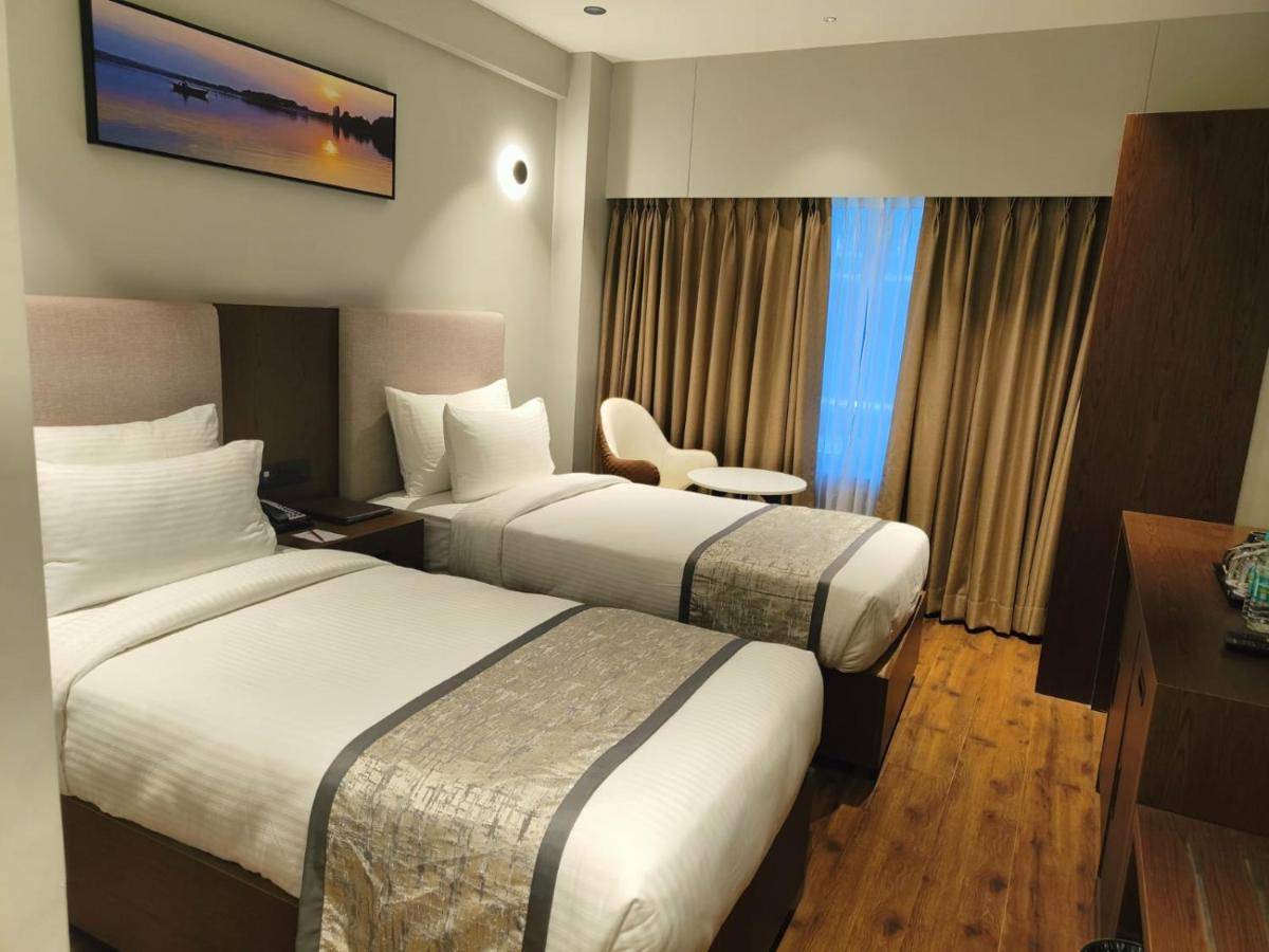 Ramee International Surat Hotel Kültér fotó